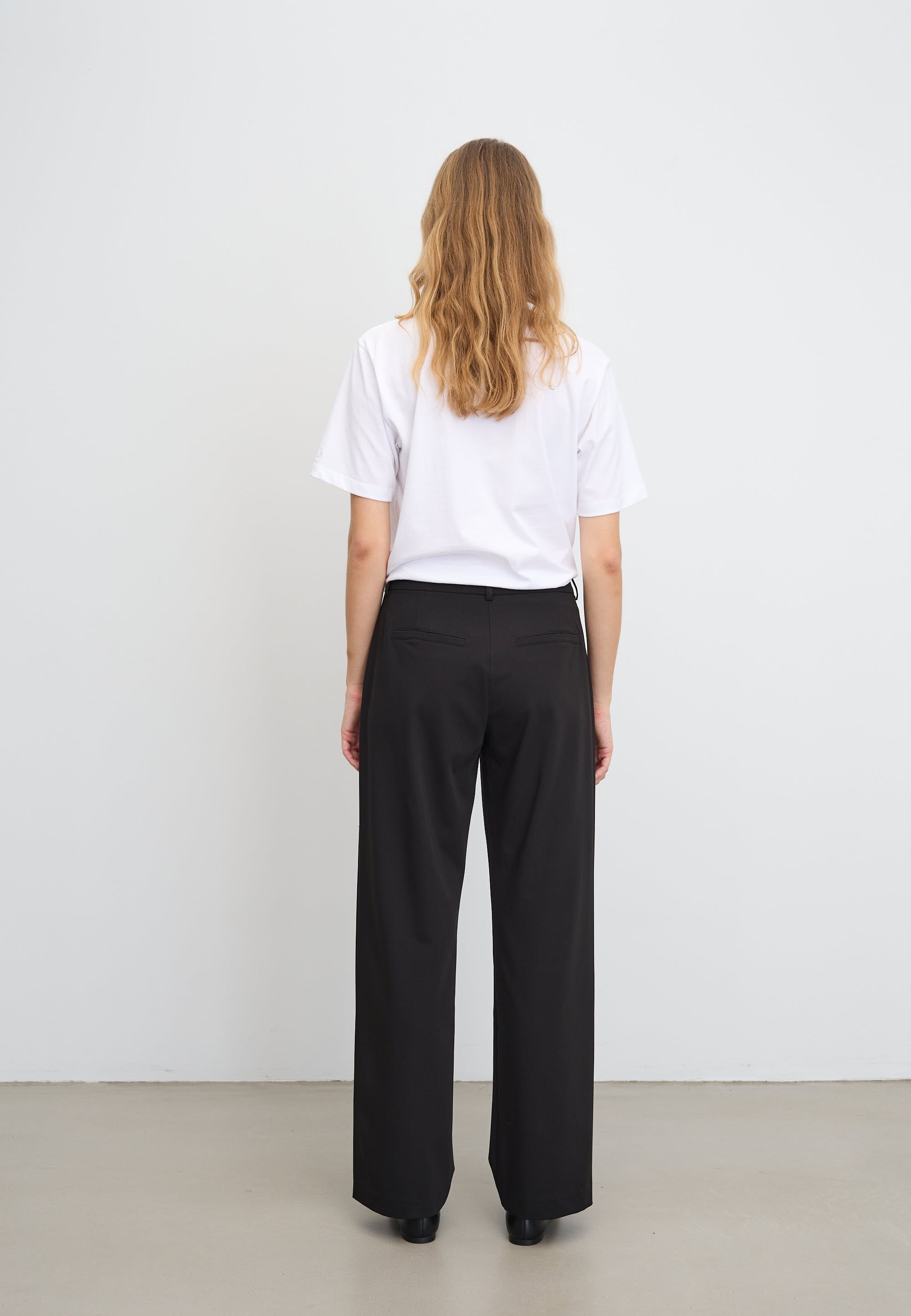 LAURIE Jo Straight Medium Length Straight 99000 Black