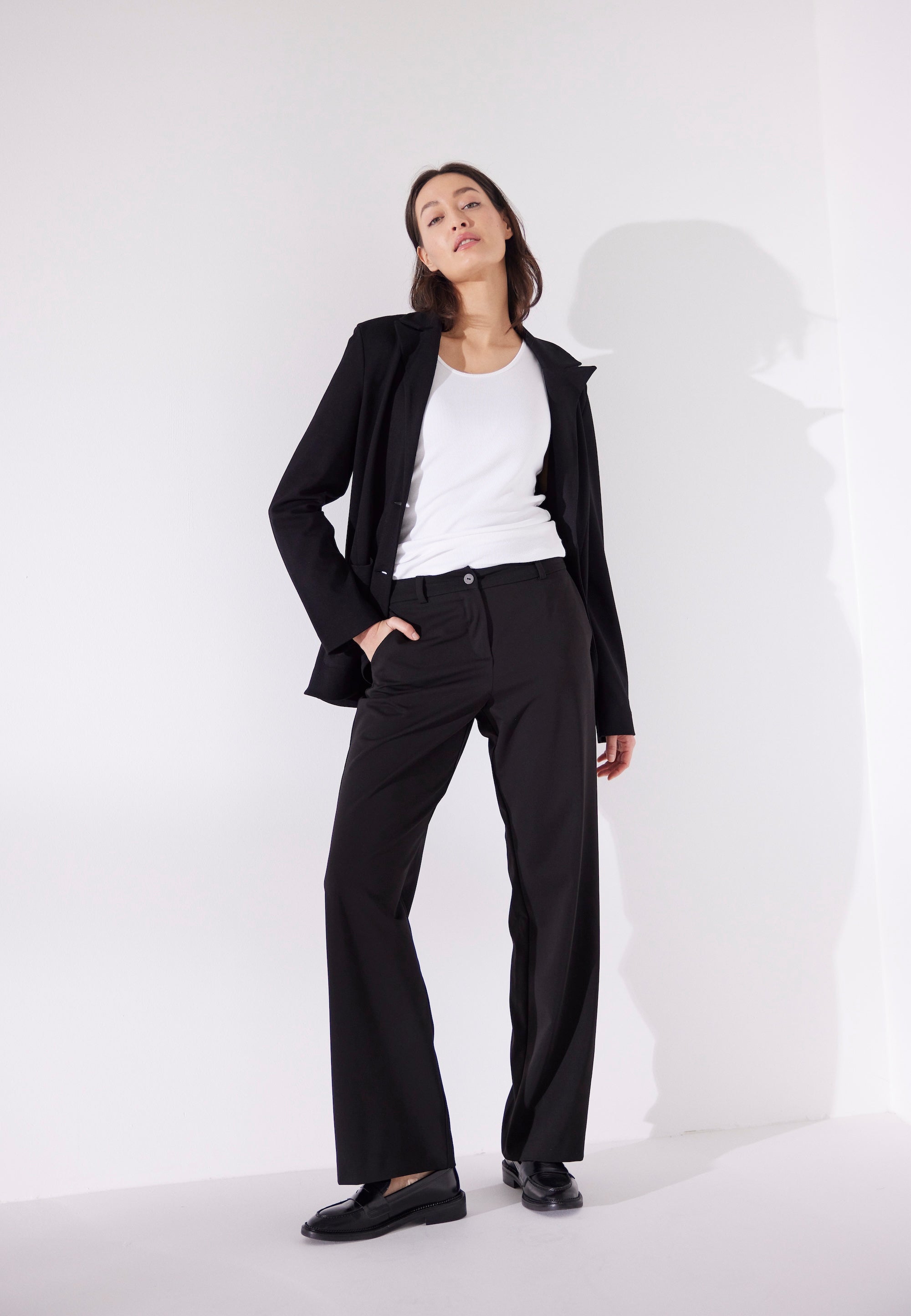 LAURIE Jo Straight Medium Length Straight 99000 Black