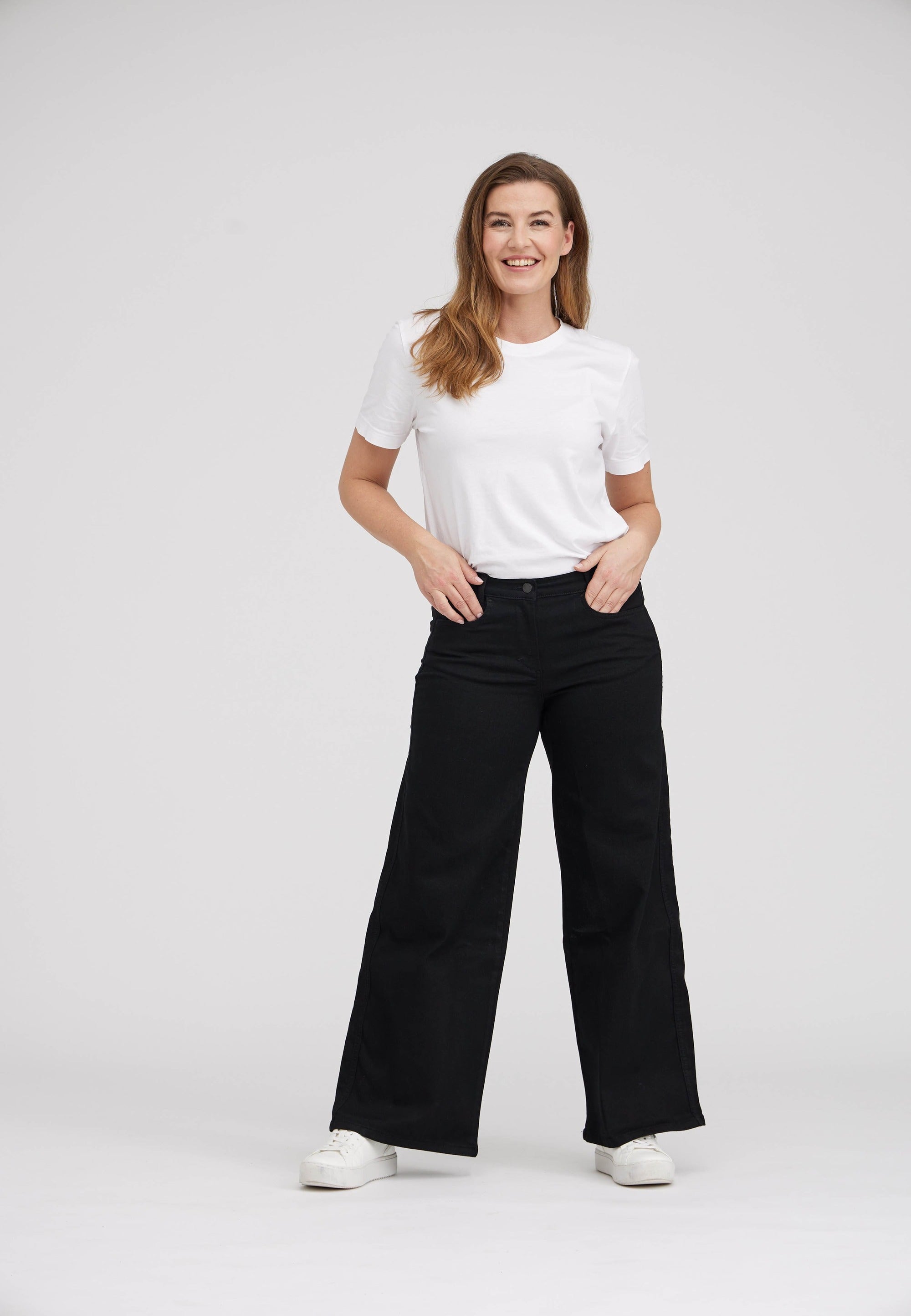 LAURIE Serene 5-pocket Loose - Medium Length Loose 99000 Black