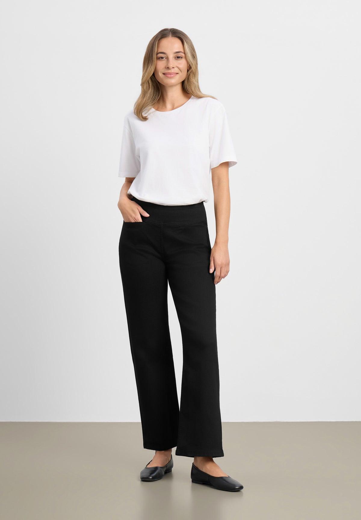 LAURIE Thea Straight - Short Length Straight 99000 Black
