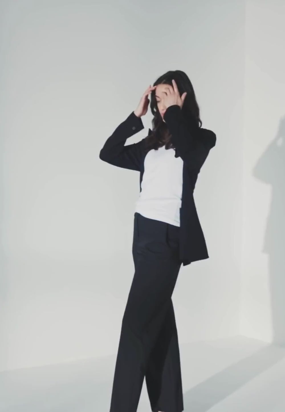 LAURIE Jo Straight Medium Length Straight 99000 Black