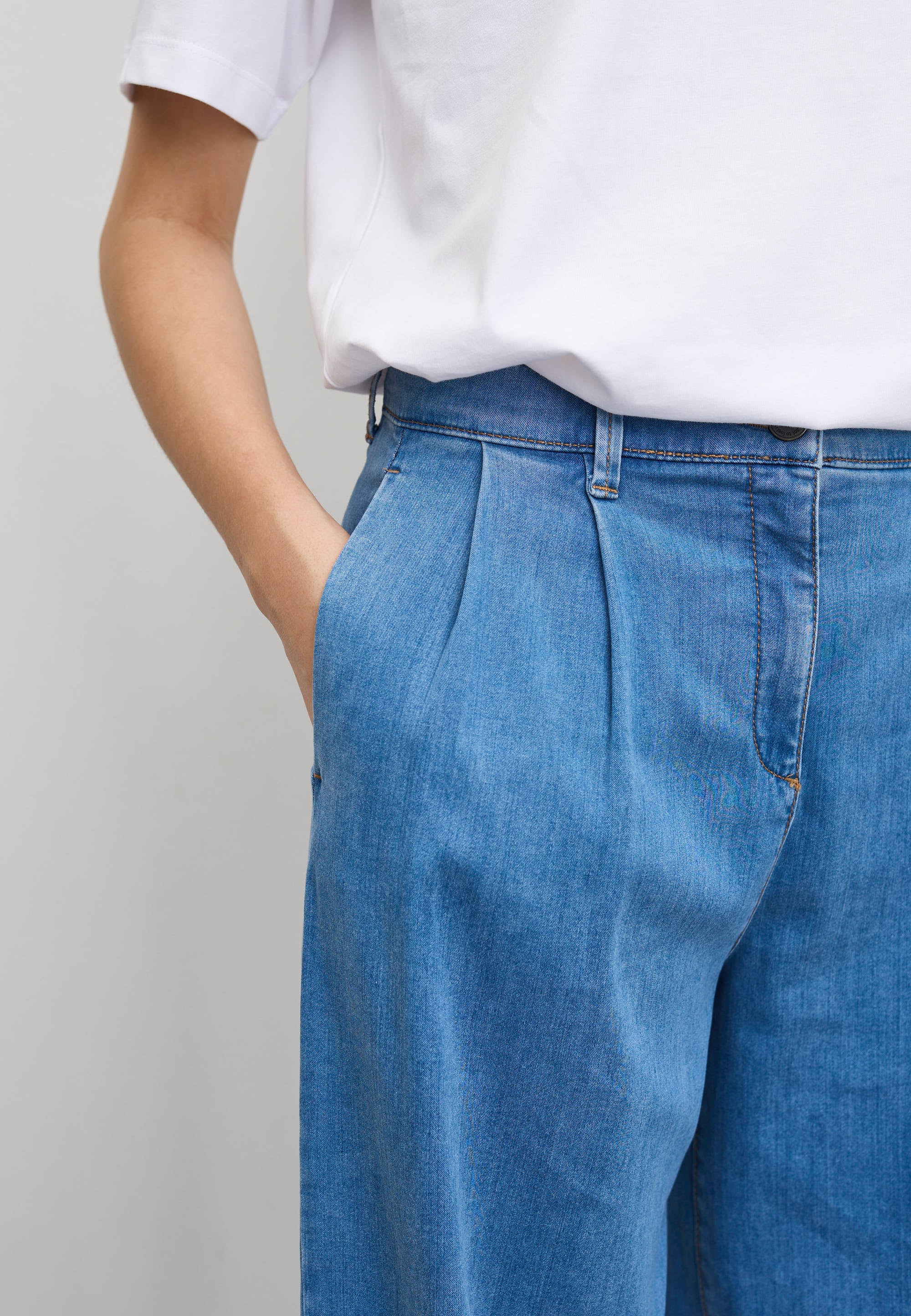 LAURIE  Debbie Loose - Medium Length Trousers LOOSE 44399 Washed Blue Denim
