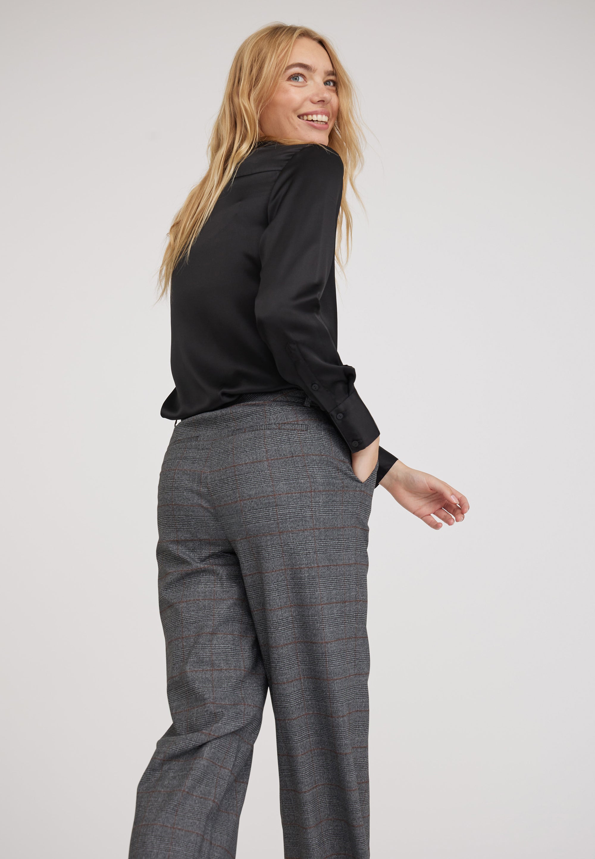 LAURIE June Loose - Medium Length Loose 97301 Anthracite Tartan Check