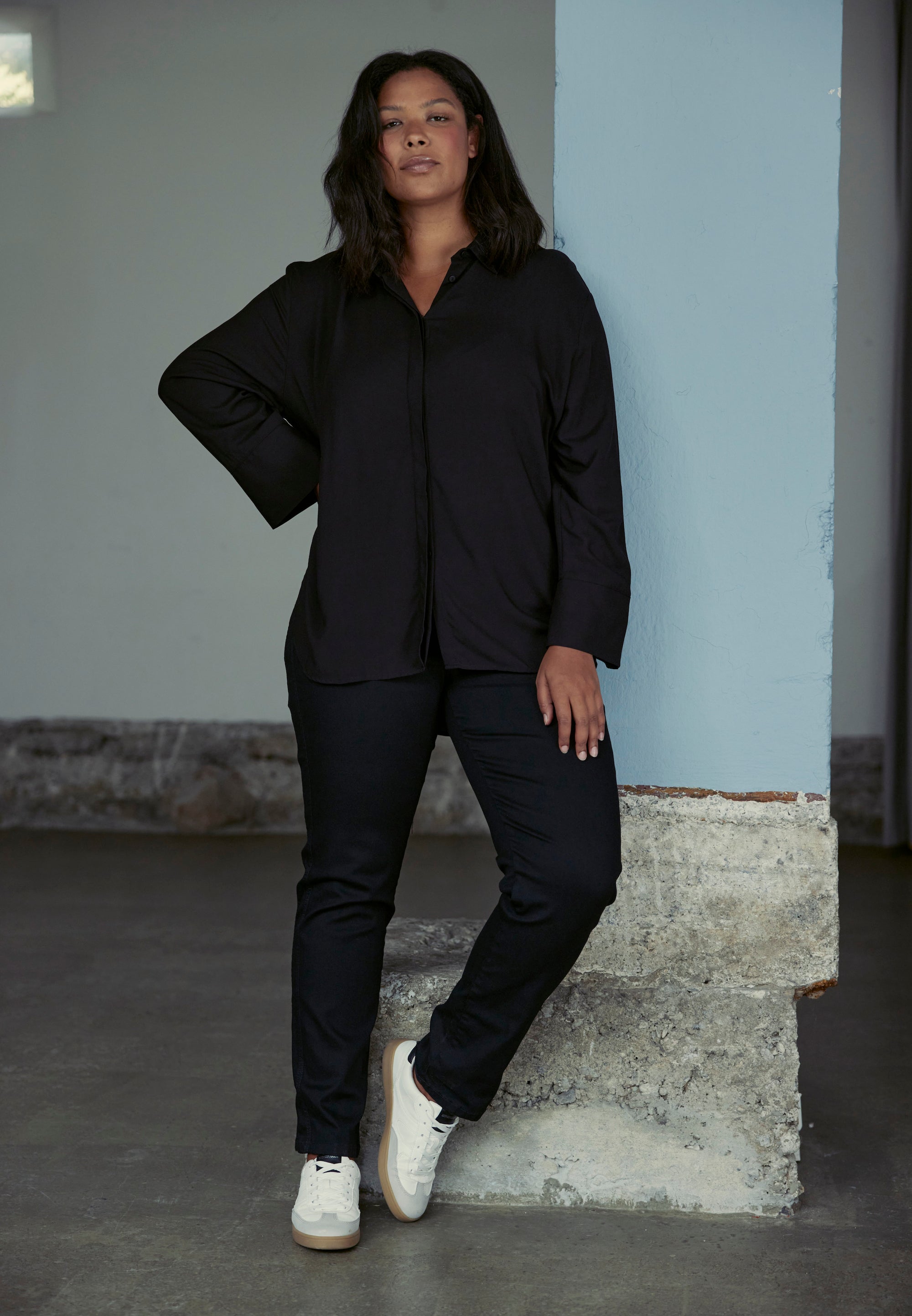 LAURIE Serene Regular - Medium Length Trousers REGULAR 99000 Black