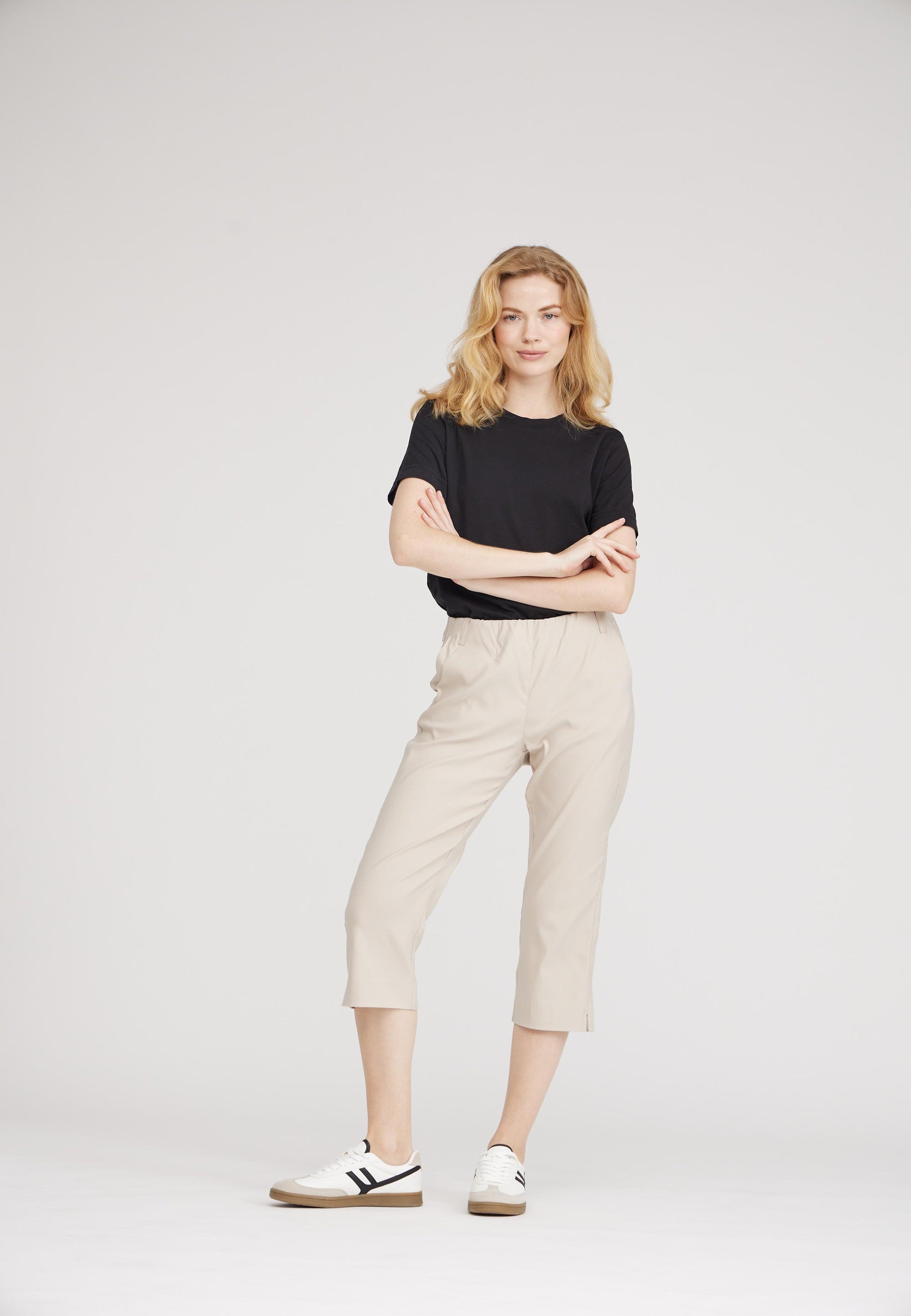 LAURIE Taylor Regular Capri Medium Length Trousers REGULAR 25000 Grey Sand