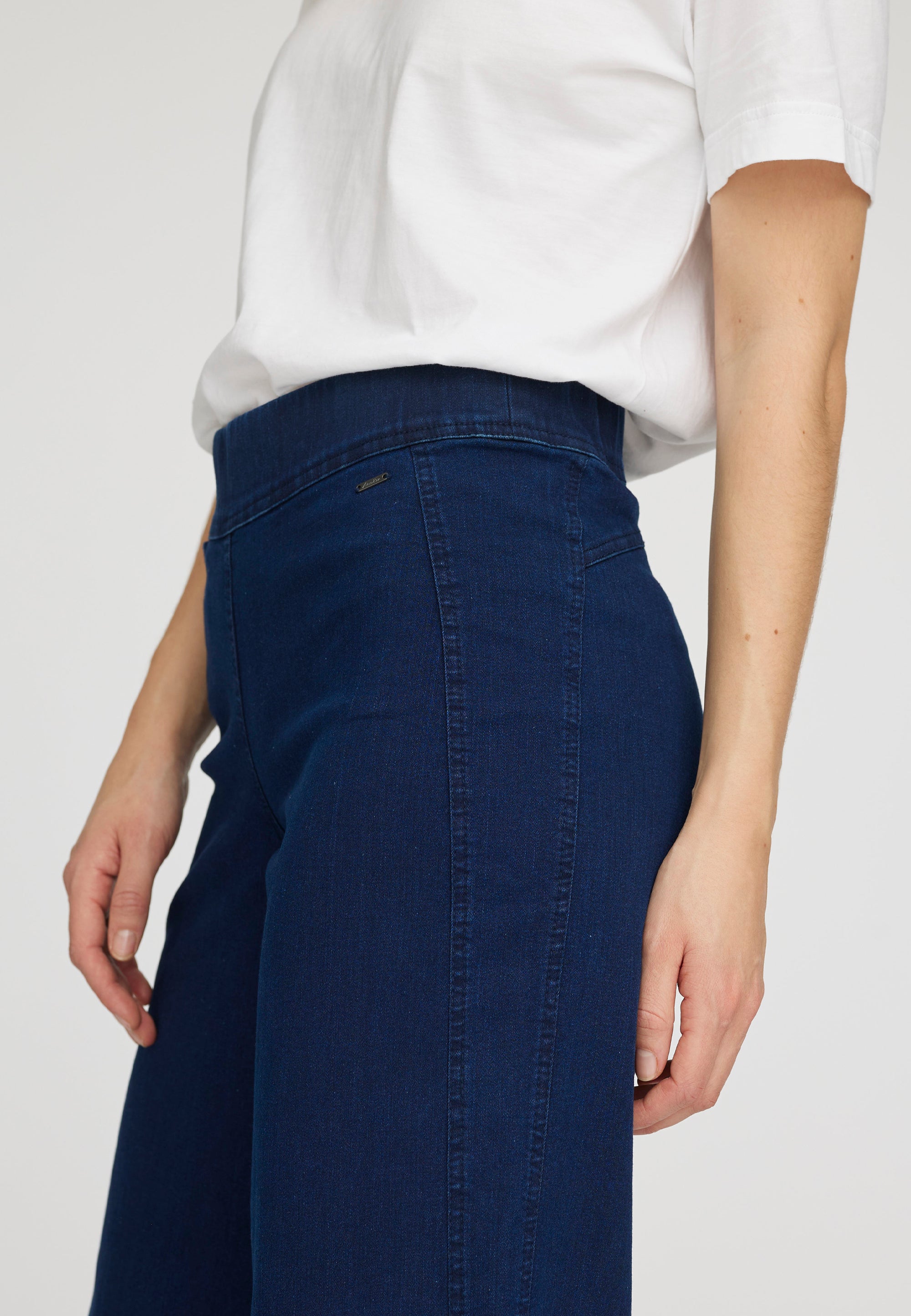 LAURIE Serene Loose - Extra Short Length Loose 49520 Dark Blue Denim